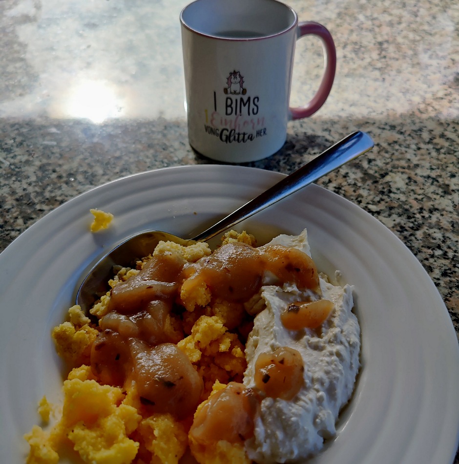 Frühstück aus Hirsebrei, Apfelmus, Topfencreme wärmt die Mitte