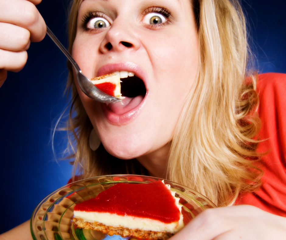 Kuchenstück wird von einer Frau gegessen