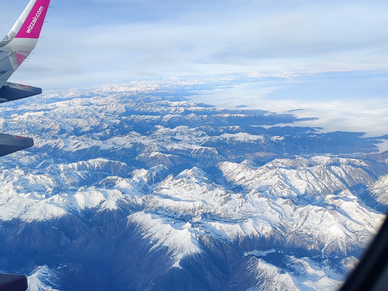 Blick aus dem Flugzeug über verschneite Berge